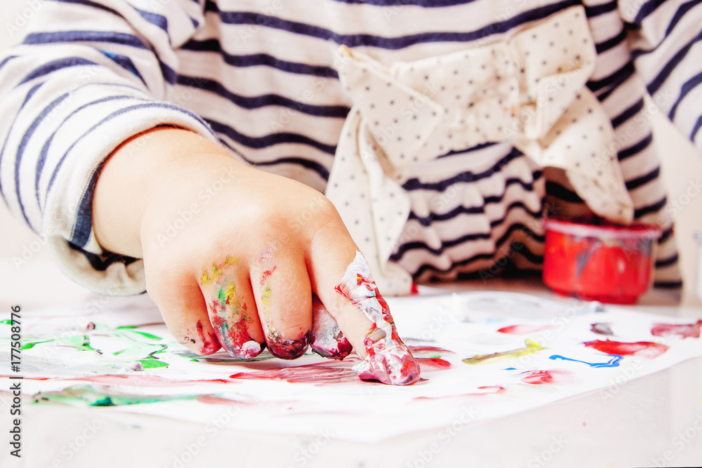 Obraz premium little girl learning to paint (child development in art)