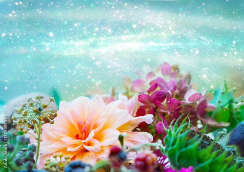 Fototapeta Naklejka Na Ścianę i Meble -  Grußkarte - Dahlie, Hortensie in Blumendekoration vor Bokeh