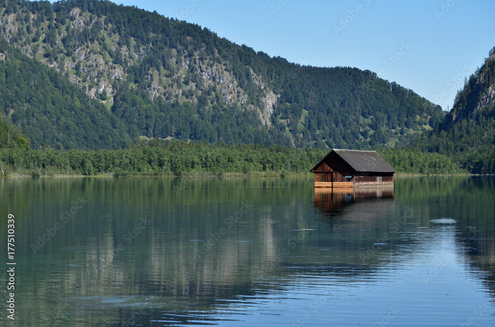 Fototapeta premium Bootshaus im See