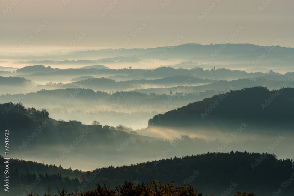 Herbstliche Nebelschwaden zwischen den Hügeln in der Südsteiermark