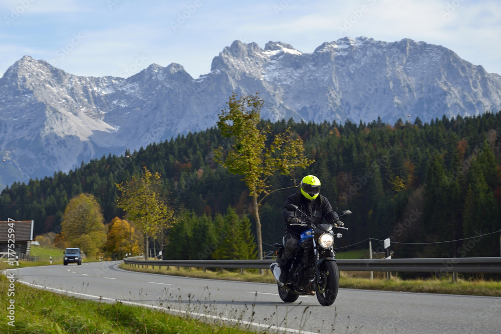 Fototapeta premium Motocykliści na alpejskiej drodze przed Karwendel