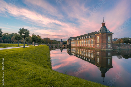 Schilderij op canvas Schloß Nordkirchen am Abend im Herbst