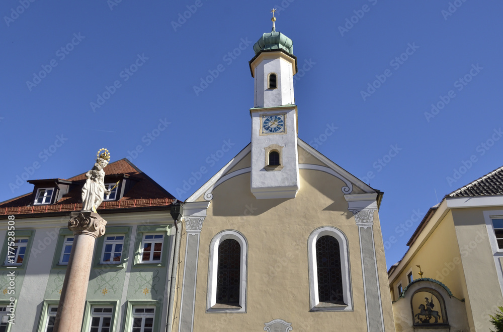 Mariahilfkirche und Mariensäule am Obermarkt, Murnau