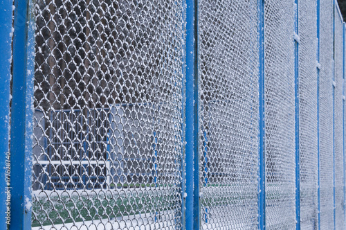 Сетка ограждающая открытую хоккейную площадку с налётом снега