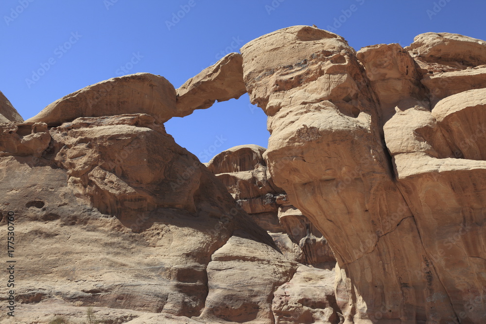 Fototapeta premium ワディ・ラムのジャバル・ウンム・ フルス岩橋