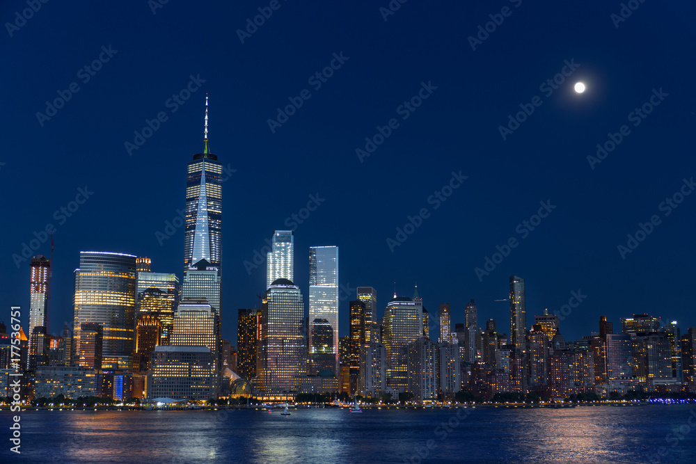 Obraz premium Skyline Dolnego Manhattanu o niebieskiej godzinie, Nowy Jork, USA