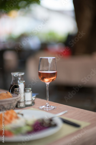 Ein Glas Rosé-Wein