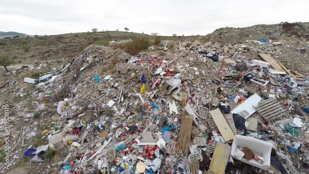 Escombros y montaña de basura desde dron