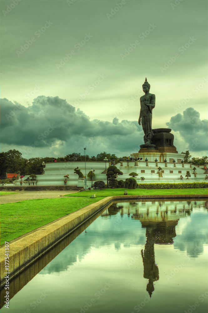 Obraz premium Large standing Buddha images are reflections of the surface water