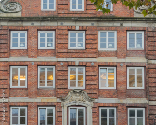 Alte Fassade mit Fenstern