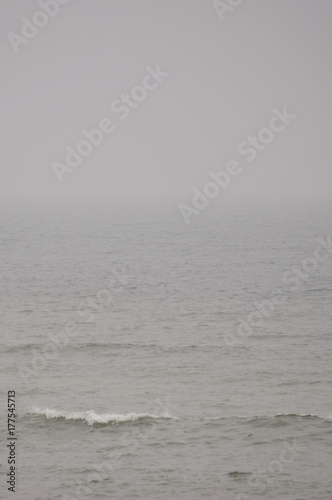 Nordseeküste an einem kalten, windigen und regnerischen Herbsttag mit grauem Himmel