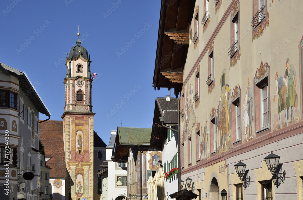 Häuserzeile am Obermarkt mit Kirche St.Peter u.Paul, Mittenwald