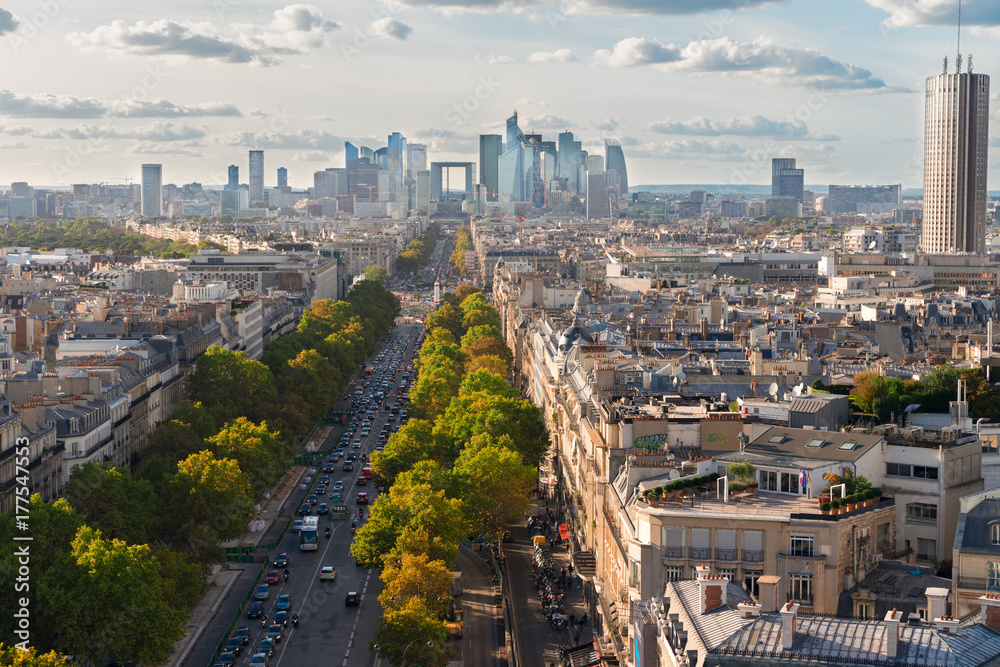 Fototapeta premium panoramę Paryża w kierunku dzielnicy La Defense z góry, Francja