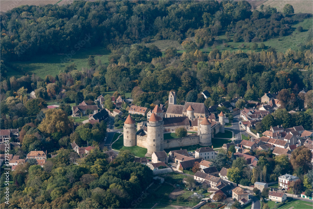 Vue aérienne du château de Blandy-les-Tours à l'est de Paris