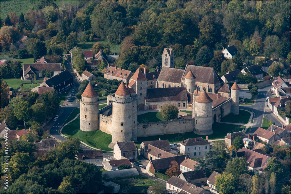Vue aérienne du château de Blandy-les-Tours à l'est de Paris