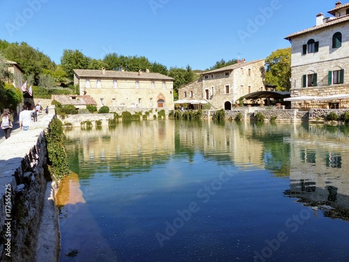 Vasca di una piscina termale all'aperto a Bagno Vignone in Toscana, Italia.