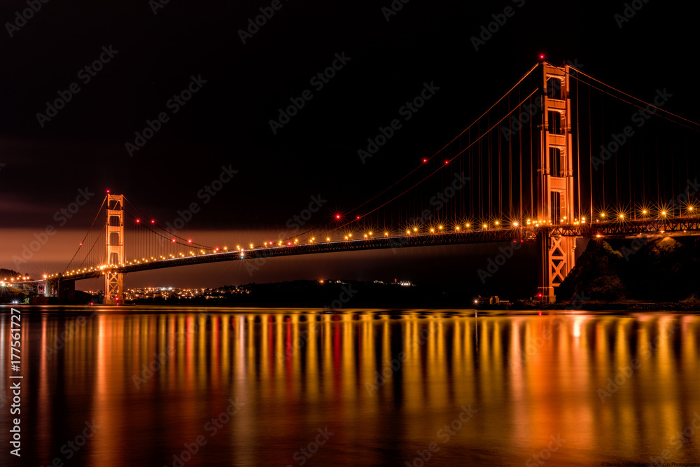 Obraz premium Golden Gate Bridge Reflecting at Night