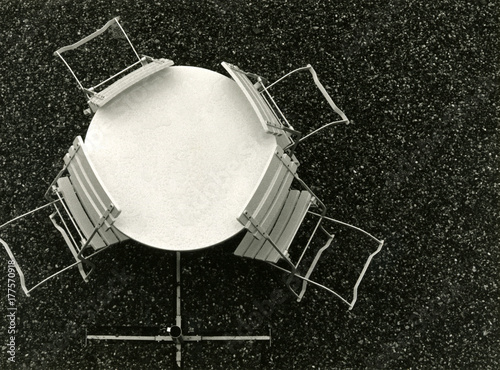 Tisch und vier Stühle