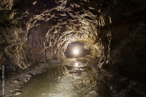 Billede på lærred Underground quartz ore mine shaft tunnel with backlight
