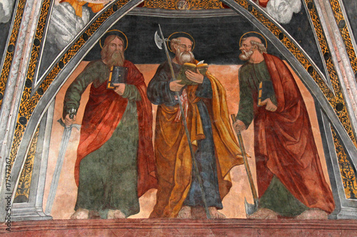 tre apostoli; affresco del presbiterio della chiesa di San Vigilio a Pinzolo