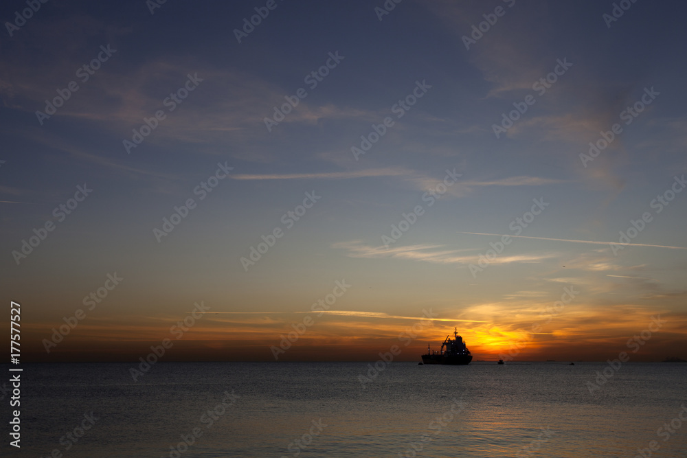 Fototapeta premium gün batımında deniz manzarsı