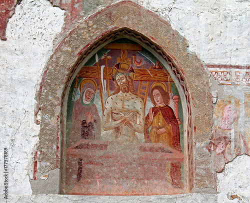 Cristo con i segni della passione, tra Maria e San Giovanni; affresco esterno della chiesa di San Vigilio a Pinzolo