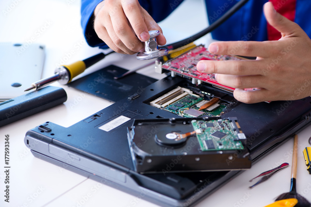 Obraz premium Repairman working in technical support fixing computer laptop tr