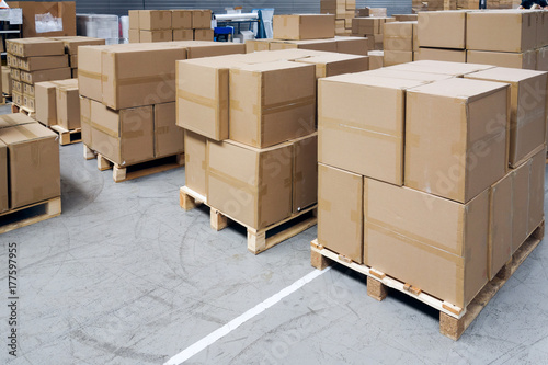 Obraz na płótnie Stack of carton boxes at logistics warehouse w salonie