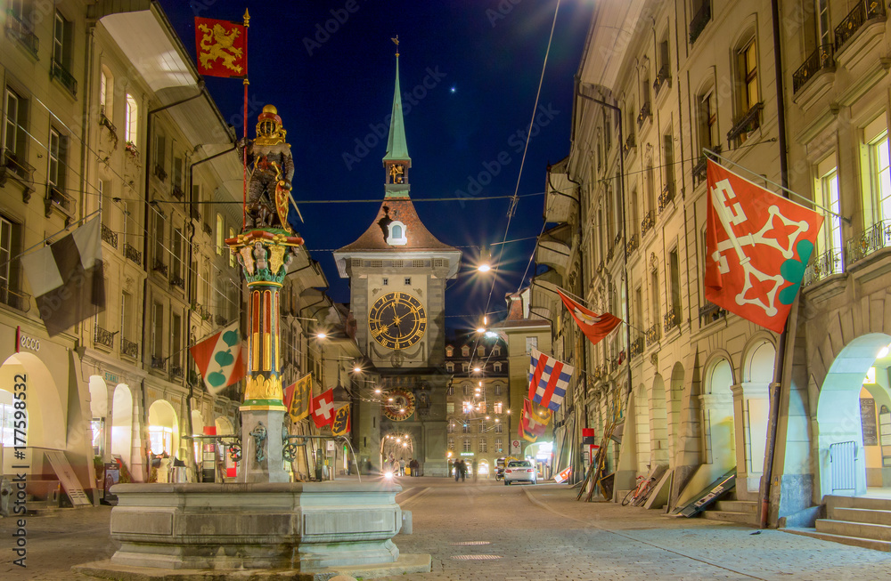 Fototapeta premium Night shot of clock tower in Bern