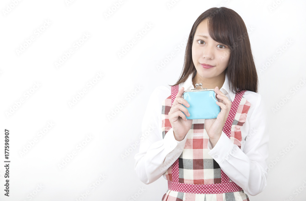 財布を持つ女性 財布を持つ女性