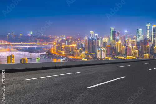 Road pavement and city skyline © 昊 周