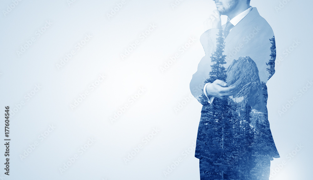 Obraz premium Businessman standing with mountain