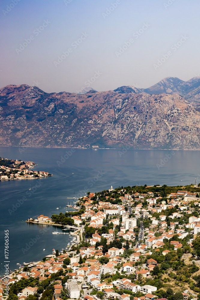Naklejka premium the city at Bay, with red roofs