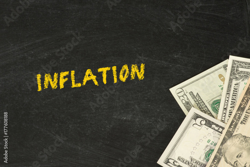 Eine Kreidetafel, Dollar Geldscheine und die Inflation
