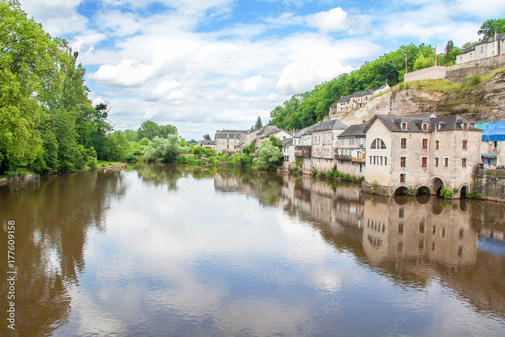 Terrasson. La rivière Vézère dans la ville. Dordogne. Nouvelle Aquitaine