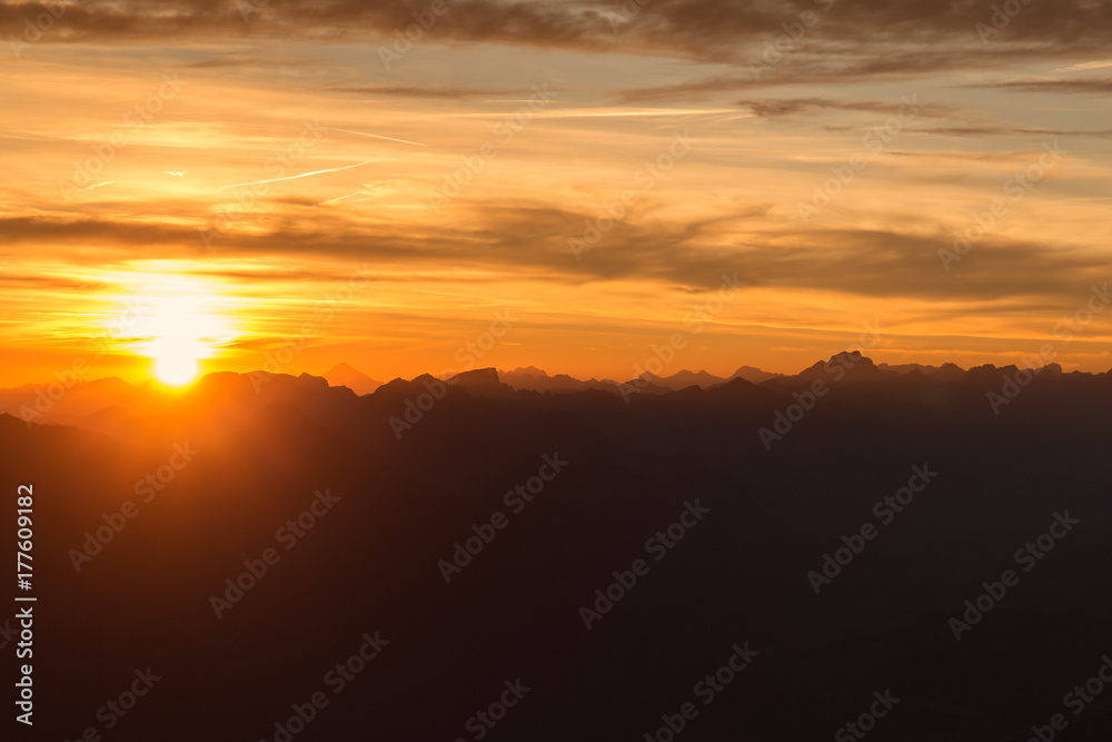 Herrlicher Sonnenuntergang in den Bergen