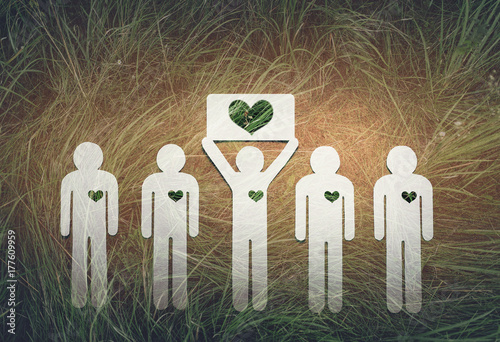 Canvas-taulu Paper people on green grass on bright background