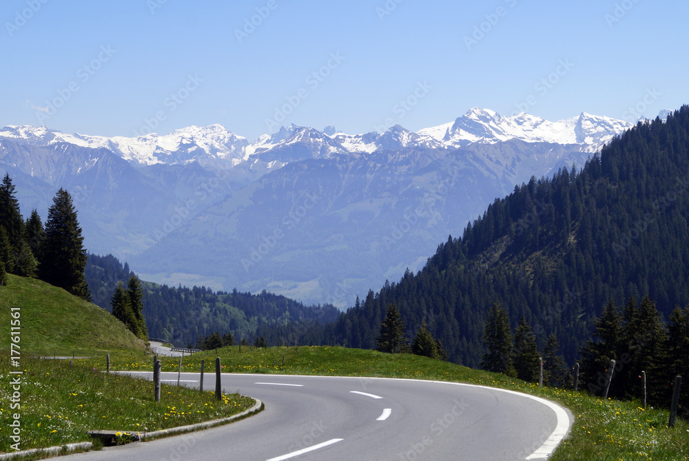 Serpentinen in den schweizer Bergen mit Blick auf die Alpen