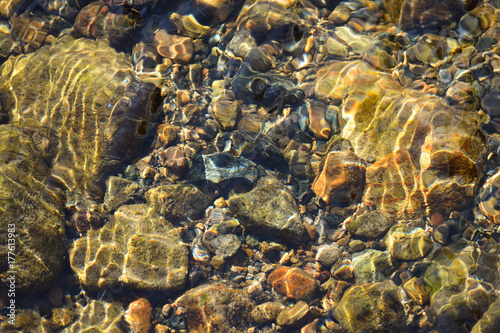 水中の石