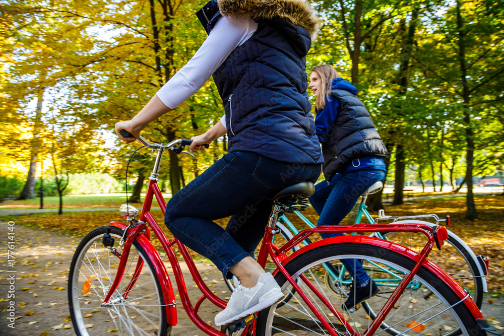 Obraz premium Healthy lifestyle - people riding bicycles in city park