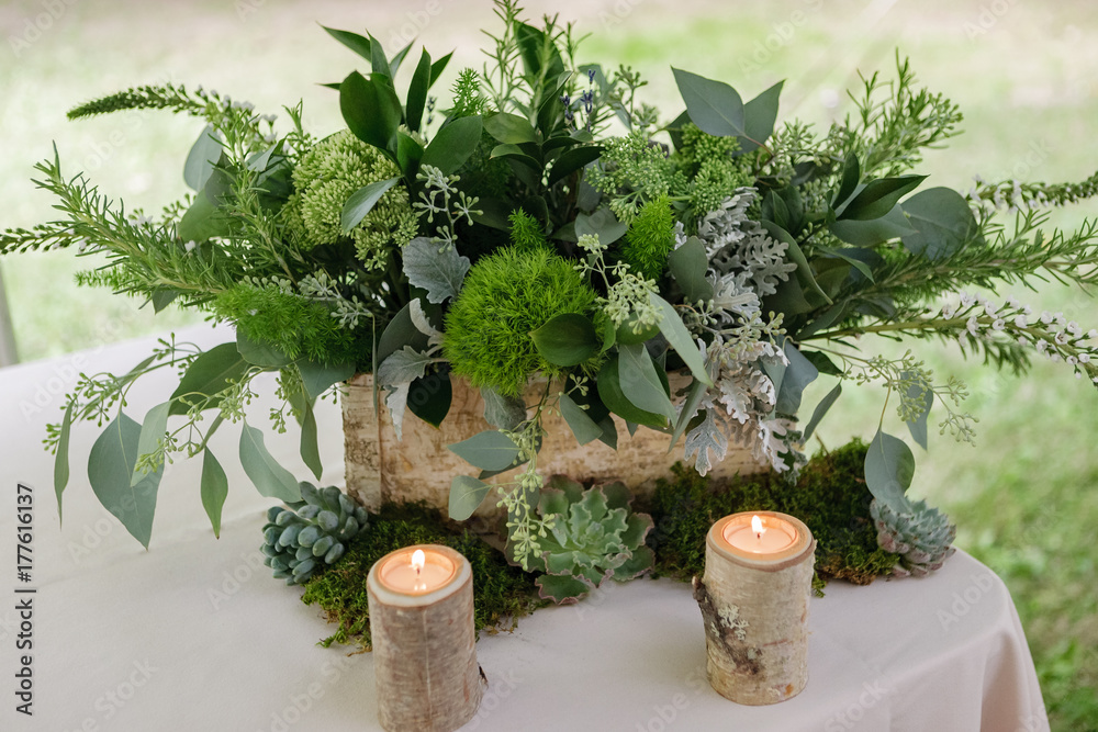 Foto Dark green table centerpiece