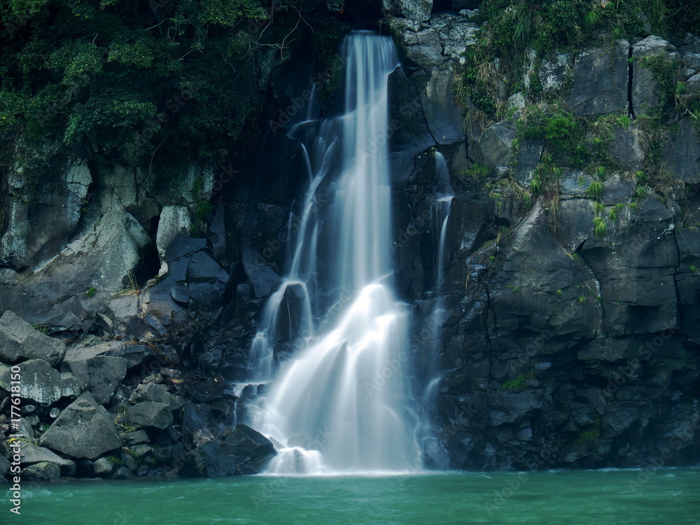 Naklejka premium 豊後大野市の沈堕の滝（雄）