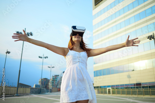 Foto young woman using viewer for augmented reality