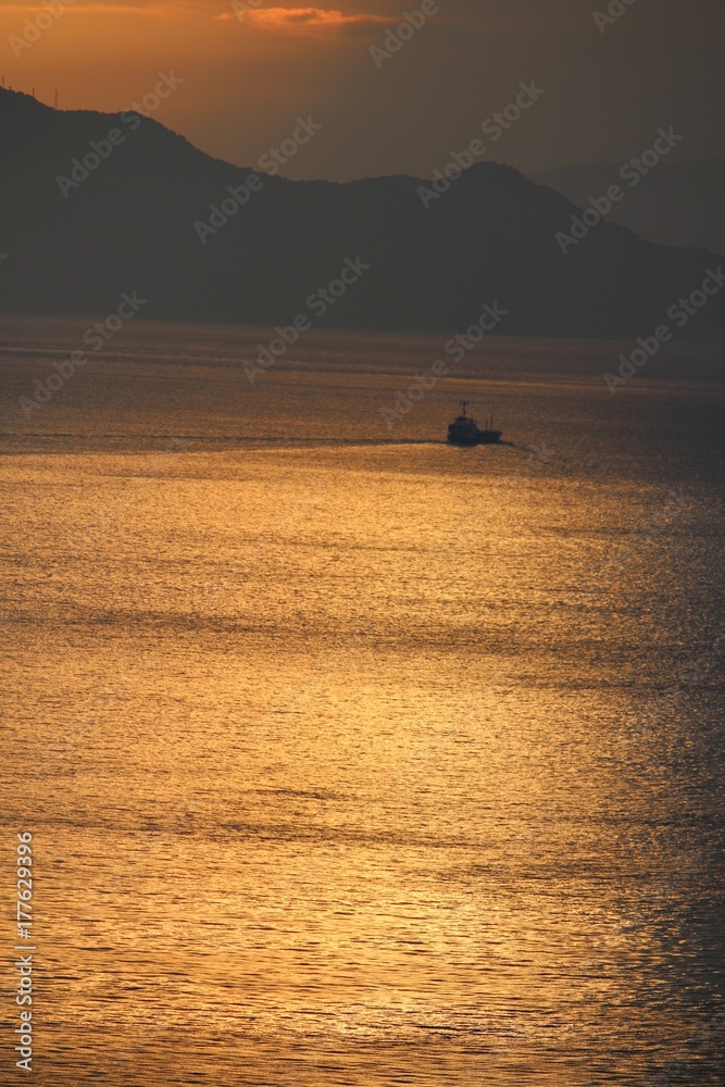 しまなみ海道の夕日と船