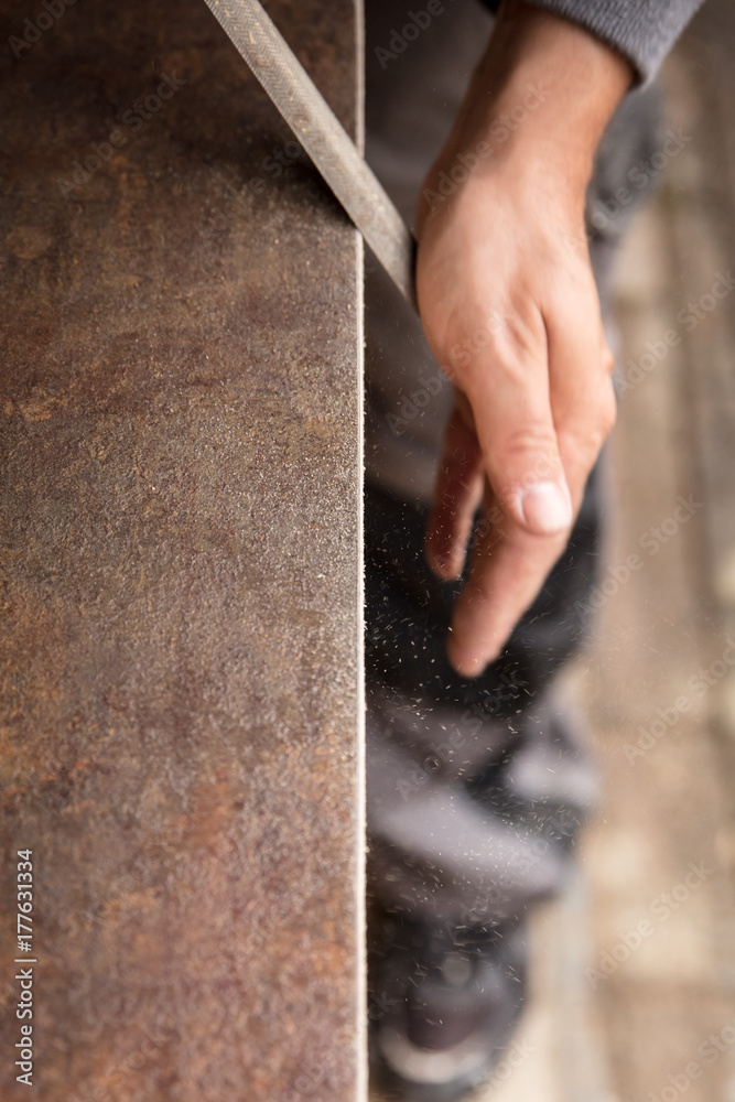 Handwerker zieht mit einer Feile die Kante ab Handwerker zieht mit einer Feile die Kante ab