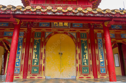 Fototapeta Naklejka Na Ścianę i Meble -  ornate door and facade of chinese temple