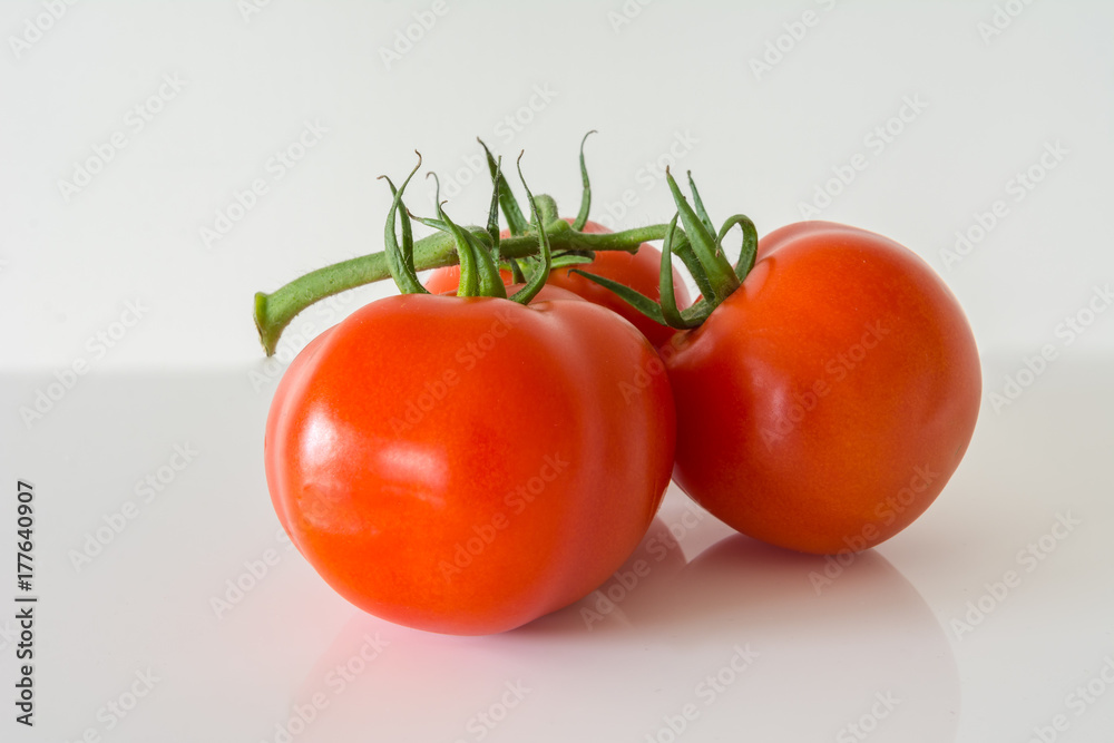 Frische rote Tomaten Gemüse auf weissem Hintergrund Frische rote Tomaten Gemüse auf weissem Hintergrund