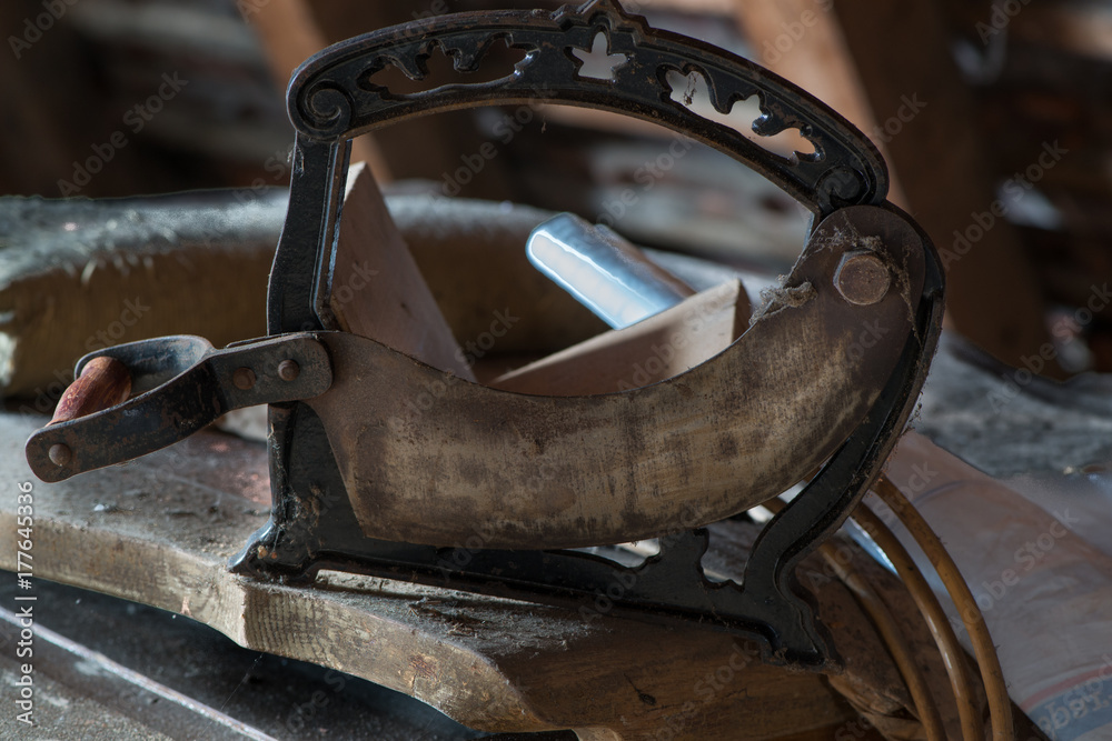 Brotschneidemesser auf einem Dachboden