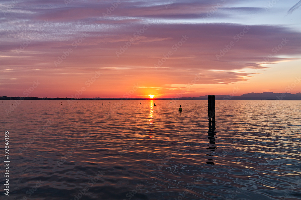 tramonto sul lago di garda, Castelnuovo del Garda, verona. tramonto romantico a Castelnuovo del Garda, verona, italia tramonto sul lago di garda, Castelnuovo del Garda, verona. tramonto romantico a Castelnuovo del Garda, verona, italia