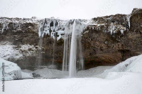 アイスランド セリャラントスフォス 南部観光 滝 裏見 絶景 冬 iceland island winter waterfall Seljalandsfoss 